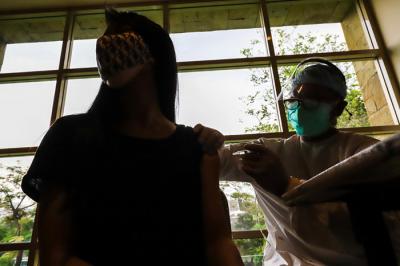 Kapolda Metro Jaya Irjen Pol Fadil Imran meninjau vaksinasi Covid-19 di Hotel Borobudur, Jakarta Pusat, Rabu (30/6/2021).
