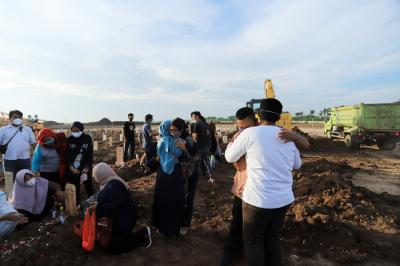 Petugas memakamkan jenazah dengan protokol Covid-19 di TPU Rorotan, Cilincing, Jakarta Utara, Rabu (30/6/2021).
