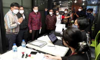 Vaksinasi Covid-19 kepada para insan pertelevisian di MNC Center Kebon Sirih, Jakarta, Rabu (30/6/2021).
