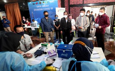 Vaksinasi Covid-19 kepada para insan pertelevisian di MNC Center Kebon Sirih, Jakarta, Rabu (30/6/2021).