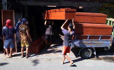Perajin kayu menyelesaikan produksi peti mati khusus jenazah Covid-19 dikawasan Menur Surabaya, Jawa Timur, Rabu (30/6/2021).