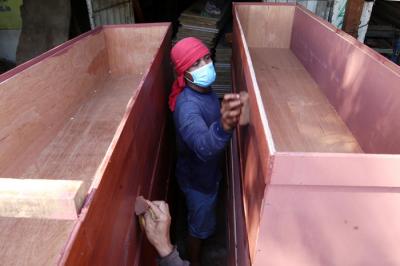 Perajin kayu menyelesaikan produksi peti mati khusus jenazah Covid-19 dikawasan Menur Surabaya, Jawa Timur, Rabu (30/6/2021).