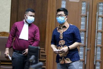 Piter Rasiman mengikuti jalannya sidang lanjutan di Pengadilan Tipikor Jakarta, Rabu (30/6/2021).