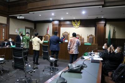 Piter Rasiman mengikuti jalannya sidang lanjutan di Pengadilan Tipikor Jakarta, Rabu (30/6/2021).