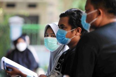 Warga mengantri untuk mendapatkan vaksin covid-19 di Gedung Sekolah Dasar kawasan Serdang, Kemayoran, Jakarta Pusat, Rabu (30/6/2021).