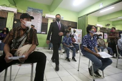 Gubernur DKI Jakarta Anies Baswedan saat meninjau pelaksanaan vaksinasi untuk anak usia 12 sampai 17 tahun di SMAN 20, Jakarta Pusat, Kamis (1/7/2021).