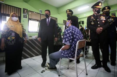 Gubernur DKI Jakarta Anies Baswedan saat meninjau pelaksanaan vaksinasi untuk anak usia 12 sampai 17 tahun di SMAN 20, Jakarta Pusat, Kamis (1/7/2021).