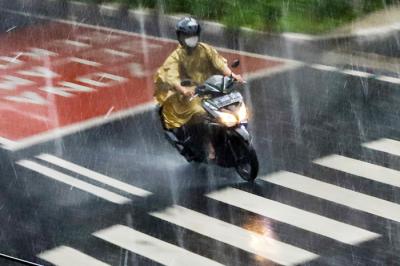 Kendaraan melintas saat hujan lebat siang hari di kawasan Jakarta Barat, Kamis (1/7/2021).