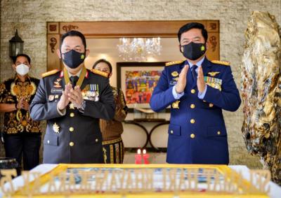 Panglima TNI Marsekal Hadi Tjahjanto memberikan kejutan kepada Kapolri Jenderal Pol Listyo Sigit Prabowo di Hari Bhayangkara Ke-75 di Jakarta, Kamis (1/7/2021).