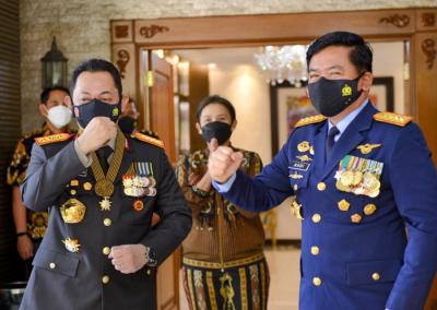 Panglima TNI Marsekal Hadi Tjahjanto memberikan kejutan kepada Kapolri Jenderal Pol Listyo Sigit Prabowo di Hari Bhayangkara Ke-75 di Jakarta, Kamis (1/7/2021).