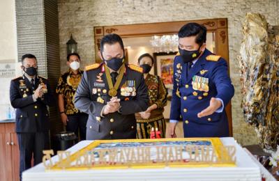 Panglima TNI Marsekal Hadi Tjahjanto memberikan kejutan kepada Kapolri Jenderal Pol Listyo Sigit Prabowo di Hari Bhayangkara Ke-75 di Jakarta, Kamis (1/7/2021).