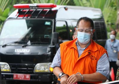 Tersangka Direktur PT Adonara Propertindo Tommy Adrian tiba di KPK untuk menjalani pemeriksaan lanjutan, Jakarta, Kamis (1/7/2021).