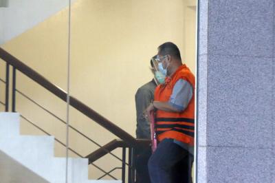 Tersangka Direktur PT Adonara Propertindo Tommy Adrian tiba di KPK untuk menjalani pemeriksaan lanjutan, Jakarta, Kamis (1/7/2021).