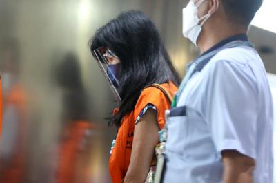 Tersangka Wakil Direktur PT Adonara Anja Runtuwene gunakan rompi tahanan KPK saat akan menjalani pemeriksaan Lanjutan di Gedung Merang Putih, Kamis (1/7/2021).