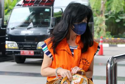 Tersangka Wakil Direktur PT Adonara Anja Runtuwene gunakan rompi tahanan KPK saat akan menjalani pemeriksaan Lanjutan di Gedung Merang Putih, Kamis (1/7/2021).