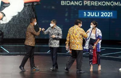 Setelah meraih Rekor MURI, sinetron Ikatan Cinta kembali mendapatkan penghargaan dari Menko Perekonomian.