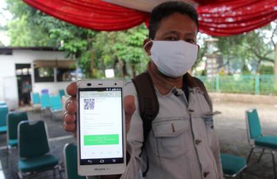 Petugas menyuntikkan vaksin Covid-19 Sinovac kepada warga di Mapolsek Pamulang, Tangerang Selatan, Banten, Kamis (1/7/2021).
