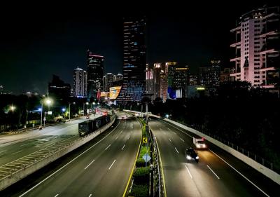 Terlihat Gemerlap lampu gedung pusat perbelanjaan di Jakarta Barat, Kamis (1/7/2021).