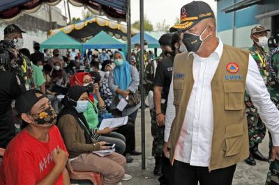 Pelaksanaan program vaksinasi di Kawasan Berikat Nusantara (KBN) Cakung, Jakarta Utara, Kamis (1/7/2021).