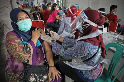 Pelaksanaan program vaksinasi di Kawasan Berikat Nusantara (KBN) Cakung, Jakarta Utara, Kamis (1/7/2021).