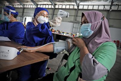 Pelaksanaan program vaksinasi di Kawasan Berikat Nusantara (KBN) Cakung, Jakarta Utara, Kamis (1/7/2021).