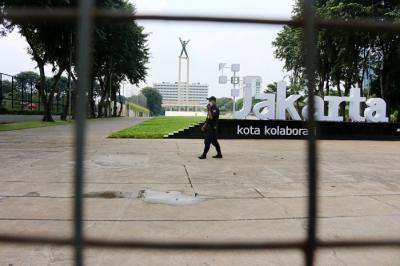 Petugas Satpol PP berjaga dikawasan taman kota lapangan banteng yang ditutup sementara oleh Pemprov DKI Jakarta, Kamis (1/7/2021).