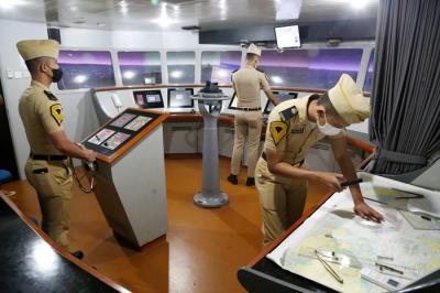 Sejumlah Taruna berada di Laboratorium Simulator Nautika (Full Bridge Simulator) di Politeknik Pelayaran Surabaya, Jawa Timur, Kamis (1/7/2021).