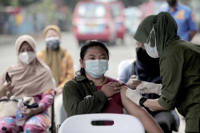 Warga mengikuti vaksinasi massal Covid-19 keliling di Terminal Grogol, Jakarta Barat, Kamis, (1/7/2021).