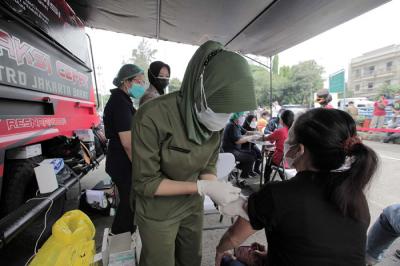 Warga mengikuti vaksinasi massal Covid-19 keliling di Terminal Grogol, Jakarta Barat, Kamis, (1/7/2021).