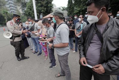 Warga mengikuti vaksinasi massal Covid-19 keliling di Terminal Grogol, Jakarta Barat, Kamis, (1/7/2021).