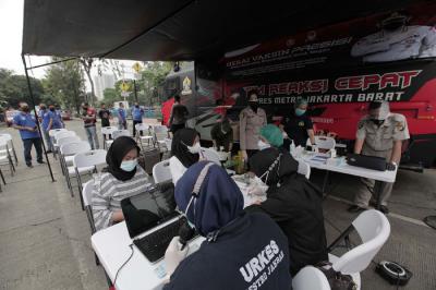 Warga mengikuti vaksinasi massal Covid-19 keliling di Terminal Grogol, Jakarta Barat, Kamis, (1/7/2021).