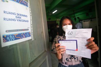 Siswa mengikuti program vaksinasi di SMAN 20, Sawah Besar, Jakarta Pusat, Kamis (1/7/2021).
