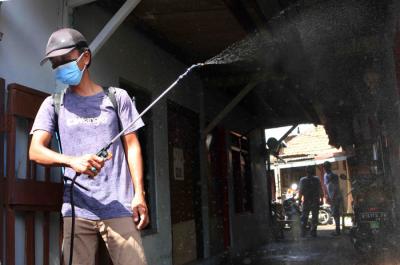 Warga Serdang secara swadaya bersama Ketua RT setempat melakukan penyemprotan disinfektan kerumah warga di Kemayoran, Jakarta, Jumat (2/7/2021).