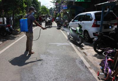 Warga Serdang secara swadaya bersama Ketua RT setempat melakukan penyemprotan disinfektan kerumah warga di Kemayoran, Jakarta, Jumat (2/7/2021).