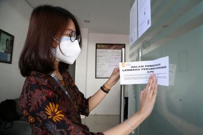 Petugas LPS melakukan pembayaran klaim simpanan nasabah dan pelaksanaan likuidasi PT BPR Sumber Usahawan Bersama di Kabupaten Sidoarjo, Jumat (2/7/2021).