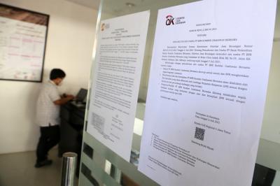 Petugas LPS melakukan pembayaran klaim simpanan nasabah dan pelaksanaan likuidasi PT BPR Sumber Usahawan Bersama di Kabupaten Sidoarjo, Jumat (2/7/2021).