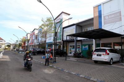 Petugas LPS melakukan pembayaran klaim simpanan nasabah dan pelaksanaan likuidasi PT BPR Sumber Usahawan Bersama di Kabupaten Sidoarjo, Jumat (2/7/2021).