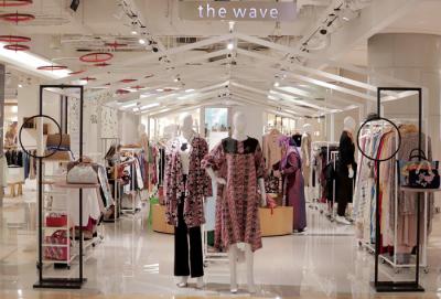 Suasana di salah satu pusat perbelanjaan di Lotte Shopping Avenue, Jakarta, Jumat (2/7/2021).
