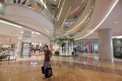 Suasana di salah satu pusat perbelanjaan di Lotte Shopping Avenue, Jakarta, Jumat (2/7/2021).