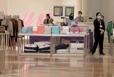 Suasana di salah satu pusat perbelanjaan di Lotte Shopping Avenue, Jakarta, Jumat (2/7/2021).