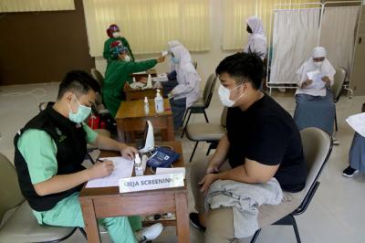 Siswa menunjukan kartu vaksinasi Covid-19 di SMK Negeri 15 Jakarta, Jumat (2/7/2021).