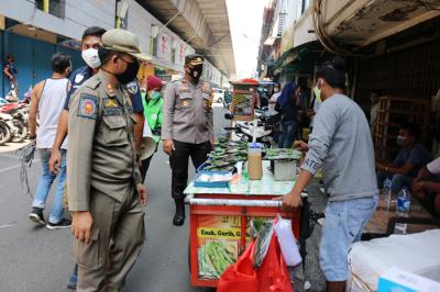 Petugas saat menertibkan para pedagang kaki lima yang beraktivitas di kawasan Pasar Asemka, Jakarta, Sabtu (3/7/2021).