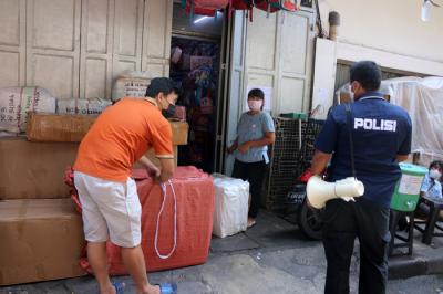 Petugas saat menertibkan para pedagang kaki lima yang beraktivitas di kawasan Pasar Asemka, Jakarta, Sabtu (3/7/2021).