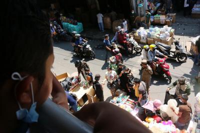 Petugas saat menertibkan para pedagang kaki lima yang beraktivitas di kawasan Pasar Asemka, Jakarta, Sabtu (3/7/2021).