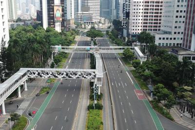 Sejumlah kendaraan melintas di kawasan Jalan Jenderal Sudirman, Jakarta, Sabtu (3/7/2021).