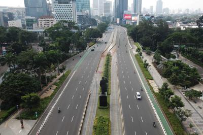 Sejumlah kendaraan melintas di kawasan Jalan Jenderal Sudirman, Jakarta, Sabtu (3/7/2021).