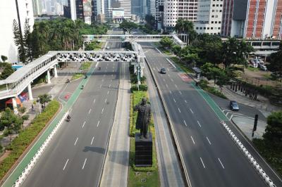 Sejumlah kendaraan melintas di kawasan Jalan Jenderal Sudirman, Jakarta, Sabtu (3/7/2021).