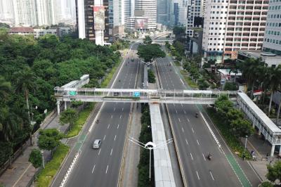 Sejumlah kendaraan melintas di kawasan Jalan Jenderal Sudirman, Jakarta, Sabtu (3/7/2021).