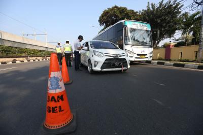 Polisi saat melakukan penyekatan pengendara di Pos PPKM Darurat di Pasar Jumat, Lebak Bulus, Jakarta, Sabtu (3/7/2021).