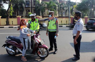 Polisi saat melakukan penyekatan pengendara di Pos PPKM Darurat di Pasar Jumat, Lebak Bulus, Jakarta, Sabtu (3/7/2021).